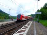 11. Mai 2013 - Die S1 von Schna nach Meien beim Haltepunkt Knigstein (Schsische Schweiz).