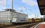386 018-6 von der METRANS kommt durch den Dresden-Hbf mit einem langen Containerzug aus  Rotterdam(NL) nach Prag(CZ) und fährt in Richtung