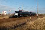 Die wie aus dem Ei gepellten Schwesterloks 189 805-5 und 189 806-3 sind hier als Lz bei Lansberg (b. Halle) unterwegs, 29.12.2011.