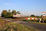 DB 146 575-6 fährt mit ihrem IC2 von Leipzig in Richtung Magdeburg und passiert hier gerade den WSSB Bahnübergang bei Güterglück.