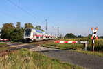 Ein Intercity 2 passiert den markanten WSSB Bahnübergang bei Güterglück auf seiner Fahrt in Richtung Magdeburg.