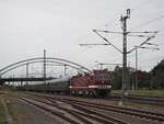 243 005 mit DPE 90408 von Naumburg/S. Hbf nach Stendal zum  Sachsen-Anhalt Tag , organisiert von der Traditionsgemeinschaft Bw Halle P e.V., hier kurz nach verlassen des Bahnhofs Dessau um 09.35 Uhr. Im Hintergrund der Bahnhof und die dazugehörige Bahnhofsbrücke.

Dessau, der 31.08.2024