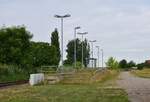 Am 23.7.20 stand die Bahnstrecke Biederitz - Altengrabow auf dem Programm. Besonders auffällig an der Strecke ist das alle Haltepunkte und Bahnhöfe bis Loburg Barrierefrei mit 55cm Bahnsteigen ausgebaut und modernisiert sind was für eine Strecke ohne Personenverkehr ziemlich unüblich ist. 2003 wurde die Strecke samt Bahnsteige bis Loburg modernisiert. 2011 wurde der Personenverkehr wegen Oberbaumängeln und der daraus resultierenden bedeutend längeren Fahrzeit auf einen dauerhaften Busnotverkehr umgestellt. Seit 2015 betreibt die RegioInfra die Strecke welche noch gelegentlich für Bundeswehr Transporte genutzt wird.


Woltersdorf 23.07.2020