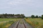 Am 23.7.20 stand die Bahnstrecke Biederitz - Altengrabow auf dem Programm. Besonders auffällig an der Strecke ist das alle Haltepunkte und Bahnhöfe bis Loburg Barrierefrei mit 55cm Bahnsteigen ausgebaut und modernisiert sind was für eine Strecke ohne Personenverkehr ziemlich unüblich ist. 2003 wurde die Strecke samt Bahnsteige bis Loburg modernisiert. 2011 wurde der Personenverkehr wegen Oberbaumängeln und der daraus resultierenden bedeutend längeren Fahrzeit auf einen dauerhaften Busnotverkehr umgestellt. Seit 2015 betreibt die RegioInfra die Strecke welche noch gelegentlich für Bundeswehr Transporte genutzt wird. Blick vom Bahnübergang aus in Richtung Biederitz.

Büden 23.07.2020