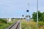 Am 23.7.20 stand die Bahnstrecke Biederitz - Altengrabow auf dem Programm. Besonders auffällig an der Strecke ist das alle Haltepunkte und Bahnhöfe bis Loburg Barrierefrei mit 55cm Bahnsteigen ausgebaut und modernisiert sind was für eine Strecke ohne Personenverkehr ziemlich unüblich ist. 2003 wurde die Strecke samt Bahnsteige bis Loburg modernisiert. 2011 wurde der Personenverkehr wegen Oberbaumängeln und der daraus resultierenden bedeutend längeren Fahrzeit auf einen dauerhaften Busnotverkehr umgestellt. Seit 2015 betreibt die RegioInfra die Strecke welche noch gelegentlich für Bundeswehr Transporte genutzt wird. Blick in Richtung Büden vom alten Bahnsteig in Ziepel.

Ziepel 23.07.2020