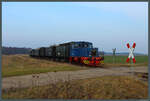 Auf der Rückfahrt von Altengrabow passiert V22.05 der DBG am 09.02.2025 einen Feldweg-BÜ zwischen Bomsdorf und Loburg.