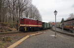 Ausfahrt der 199 018 Schmalsprdiesellok in Bertsdorf mit dem Zug nach Jonsdorf.