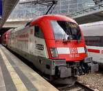 182 002 (NVR-Nummer: 91 80 6182 002-6 D-DB) mit einem Regionalzug von Nauen mit Werbung für die Verkehrswende 2030 in Berlin Südkreuz am 17.
