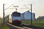 186 108 rauscht mit einem Containerzug von Peine kommend in Richtung Braunschweig.