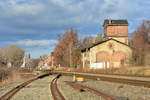 Blick auf den Bahnhof Frose. Rechts erkennt man die alten Lokschuppen und dahinter den Wasserturm. Links im Vordergrund führte einst der Balkan nach Quedlinburg. Der Verkehr wurde dort am 13. Dezember 2003 eingestellt. Kurioserweise wurden hier damals bis zum Bahnübergang neue Schwellen verbaut und auch die Weiche wurde wieder eingebaut.

Frose 10.01.2020