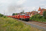 Hier zusehen ist 233 232 am 1.8.24 mit einem Salzzug nach Köthen und mit E-Lok weiter nach Wismar, bei der Ausfahrt aus dem Bahnhof Baalberge.