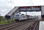 383 410 der Metrans kommt mit einem Containerzug aus Richtung Köthen durch Schönebeck Frohse gefahren und passiert die Fußgängerbrücke zum Bahnsteig.