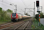 Nach einer unerwarteten Streckensperrung sendet 159 217-9 (Stadler Eurodual) das erste Lebenszeichen Richtung Köthen. Sie zieht Kesselwagen durch den Bahnhof Niemberg, von dessen Bahnsteigende an Gleis 1 das Foto entstand.

🧰 European Loc Pool AG (ELP), vermietet an die Mitteldeutsche Eisenbahn GmbH (MEG)
🕓 8.4.2024 | 18:49 Uhr