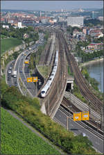 Verkehrswege für Bahnen und Autos -

Ein ICE 3 hat Würzburg verlassen und fährt auf der Schnellfahrstrecke gleich in den ersten Tunnel ein.

01.08.2011 (J)