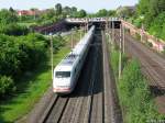 ICE 1 verlsst Bovender Deckel gen Sden (nchster Halt: Gttingen) am 21.05.2010