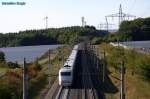 Ein Bild der Zukunft: Hochgeschwindigkeitszug auf Neubaustrecke inmitten von Windrdern und Solarfeldern. Naja, fotogen ist was anderes... (bei Duttenbrunn, 09.09.2012)