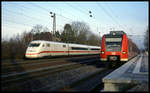 Ein ICE passiert in Hiddenhausen - Schweicheln den haltenden Regionalzug DB 425067-6, der um 11.25 Uhr nach Bielefeld unterwegs ist.