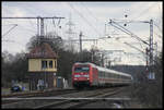 101074 passiert hier auf dem Weg nach Bad Bentheim am 25.1.2005 das östliche Stellwerk des ehemaligen Bahnhof Velpe in Westerkappeln.
