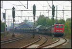 Ein mit Panzern beladener Militärzug der britischen Armee, bespannt mit DB 140648, musste im Bahnhof Melle am 25.9.2005 die Überholung durch den Intercity aus Berlin abwarten.