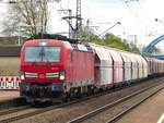 193 352 mit Güterzug in Richtung NL in Salzbergen, 26.04.2023