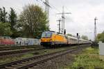 NS 193733 fährt hier am 26.04.2024 um 13.20 Uhr mit dem IC 146 von Berlin nach Amsterdam durch den aufgelassenen Bahnhof Lüstringen.