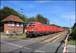 Noch ist das Stellwerk in Velpe in Betrieb. Doch die alte Zeit läuft dafür ab; denn die Modernisierung der Bahnstrecke zwischen Osnabrück und Rheine hat bereits begonnen. Hier passiert die moderne DB Vectro 193347 mit einem Containerzug am 7.9.2024 um 15.25 Uhr das Stellwerk in Richtung Rheine.