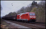 Die im Jahr 2004 noch nagelneue 185002-3 mit Bombardier Traxx Werbung fährt hier mit einem Güterzug am 3.4.2004 um 10.25 Uhr in Richtung Osnabrück durch den Bahnhof Natrup Hagen.