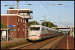 Ein ICE 1 fährt hier am 18.9.2005 in Richtung Münster durch den Bahnhof Hasbergen.