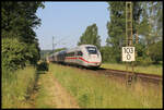 Am ehemaligen Posten 103, an den heute nur noch ein Kilometerschild erinnert, ist hier ein ICE 4 zwischen Lengerich und Osnabrück am 11.06.2023 um 8.14 Uhr nach Norden unterwegs.