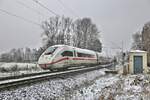 Ein ICE 4 passiert hier den BÜ 103 an der Mühle in Tecklenburg und ist am 8.1.2023 um 9.47 Uhr auf der winterlichen Rollbahn in Richtung Münster unterwegs.