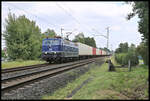 Am 14.8.2024 um 14.39 Uhr hatte ich auf der Rollbahn in Hasbergen innerhalb weniger Sekunden zwei Exoten vor der Linse. Hier kommt SEL 181204-9 mit einem Containerzug Richtung Münster aus Richtung Norden heran, während sich mir im Rücken die EHB Maxima CC40 nähert. Auch dieses Foto habe ich natürlich eingestellt!