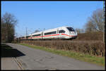 ICE 4 Nr. 9496 ist hier in Hasbergen auf der Rollbahn am 3.3.2025 um 11.44 Uhr in Richtung Osnabrück unterwegs.