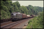 Am 2.6.1998 ist 140628 noch in grünem Lack im Einsatz. Um 11.35 Uhr kommt sie mit einem Güterzug in Richtung Münster fahrend aus dem Tunnel bei Lengerich.