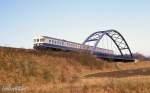 Am 21.2.1989 hatte man noch einen freien Blick von unten auf den Eisenbahn Damm und die Brücke über den Mittellandkanal bei Achmer. Um 13.10 Uhr war dort 634658 als E 7334 nach Osnabrück unterwegs.