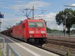 185 271 mit einem Güterzug durchfährt den Bahnhof Leschede. Aufgenommen am 22.06.18.