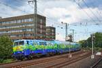 In Höhe der S-Bahn-Station Düsseldorf-Volksgarten ist 111 074 am 10.07.2024 mit dem Fussball-EM-Verstärkerzug CBG 52836 in Richtung Düsseldorf Hbf.