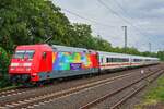 Die  Railbow -101 066-9 durchfährt mit einem IC am 17.06.2024 Düsseldorf-Oberbilk