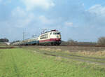 DB 103 133-5 rauscht durch die Landschaft bei km 36.6 zwischen Mehrhoog und Diersfordt nahe Wesel-Bergerfurth, mit EC-27  Frans Hals  von Amsterdam CS nach München Hbf, am 16.02.1990. Scanbild 95141, Kodak Ektacolor Gold.