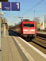 Mit einem IC an Haken konnt mir im Bahnhof Appelhülsen die 101 084-2 vor die Linse.