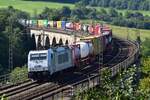 386 032-7 zieht einen Containerzug über den Altenbekener Viadukt in Richtung Altenbeken.