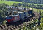 193 966 von FOXrail fährt mit einem LKW Walther KLV über den Altenbekener Viadukt in Richtung Altenbeken.

Altenbeken 24.08.2024