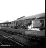Mai 1965: Lok 50 732 abfahrbereit im Kopfbahnhof Ldenscheid vor einem Personenzug in Richtung Brgge 