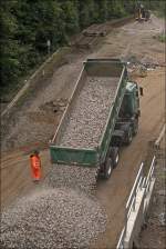 Die neue Trasse verluft in einem Rechtsbogen zum  Endbahnhof . Links die ehemalige Trasse die aber bald zurckgebaut wird. (06.06.2009)