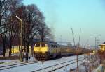 216 105 mit einem Schlersonderzug aus Winterberg auf dem Weg nach Duisburg am 2200.2.1991 bei der Ausfahrt aus Bestwig.