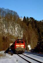 Kurz vor Ende der 218 im Oberen Ruhrtal entstand diese Aufnahme mit 218 380 am 04.02.2002 bei der Ausfahrt aus dem Freienohler Tunnel.