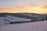 Um 17Uhr ging es für den Sonderzug mit V200 033 und 212 079-6 wieder zurück nach Hamm. Hinter WInterberg konnte ich den Zug bei untergehender Sonne ablichten. Hier als Nachschuss.

Winterberg 28.01.2023