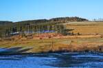 Auf dieser Aufnahme vom 01.02.2025 mit einem unbekannten 633 nach Dortmund ist das Gefälle der Bahnstrecke von Winterberg nach Bestwig gut zu erkennen, immerhin liegt das ungefähr 25 km