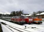 Bunte Bundesbahn in Winerberg am 18.02.1990 mit 218 138, 215 031 und 218 137.