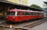 Portrait des 795 350-1 mit einem Beiwagen der Baureihe 995 am 03.09.1978 im Bahnhof Olpe.