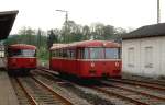 In 311 m über Meereshöhe (so steht es auf dem Schild an der Schuppenwand) setzt ein 795 am 03.09.1978 im Bahnhof Olpe um. Da für die Baureihe 795 lediglich Beiwagen, aber keine Steuerwagen gebaut wurden, war dies in den Endbahnhöfen erforderlich. Hinter dem 995 sind noch das Ausfahrsignal und das Stellwerk für die Strecke Richtung Freudenberg und weiter nach Wissen/Sieg sichtbar. Weder von den Gleisanlagen noch vom Bahnsteig und Schuppen ist etwas übrig geblieben, heute parken dort Autos.